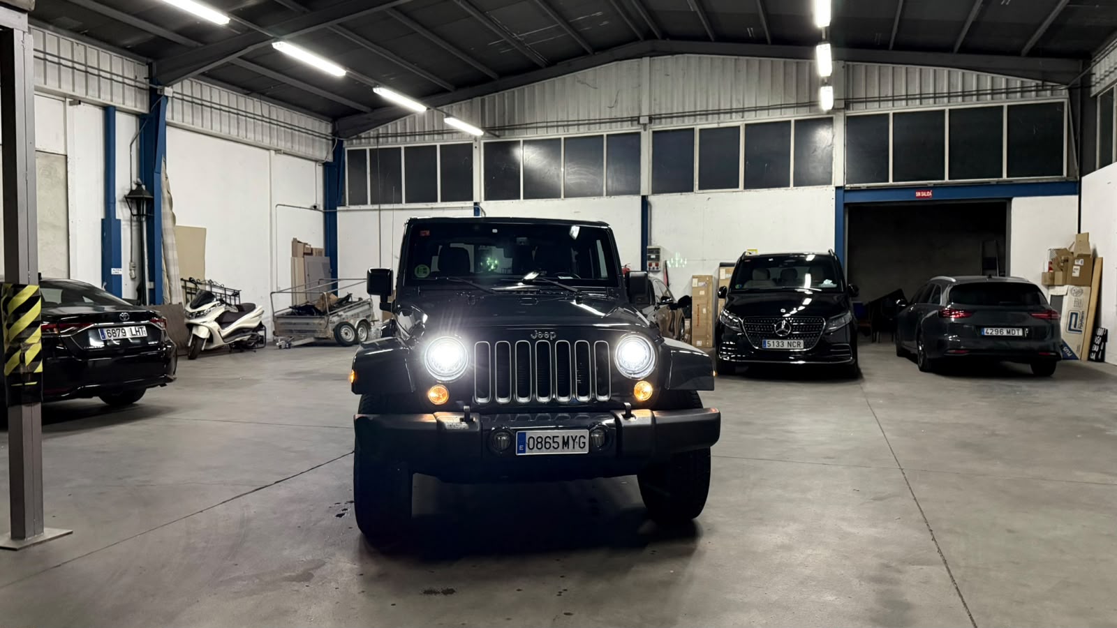 Jeep Wrangler Sahara front view